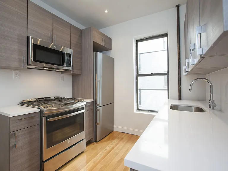234 E 4th St #14 — Photo 3