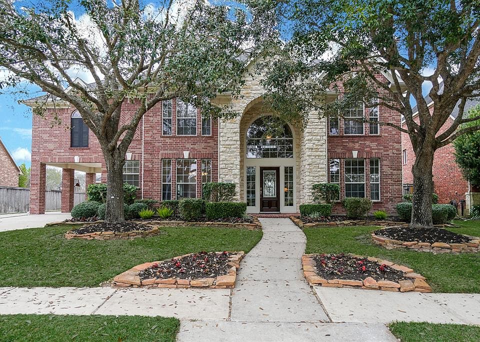 Gorgeous 4 bedroom, 3.5 bath home with no back neighbors!