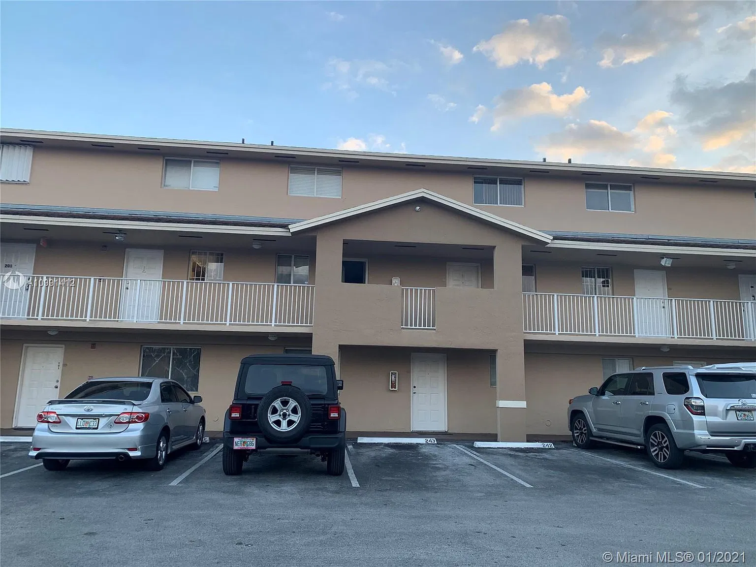 2 bed, 1000 sqft, $2,150 — Photo 1