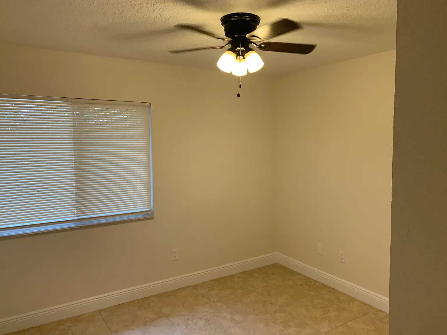 936 Robinhood Ct — Photo 3