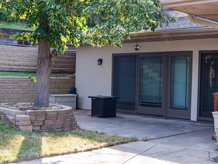 2750 Greenbriar Dr — Photo 32