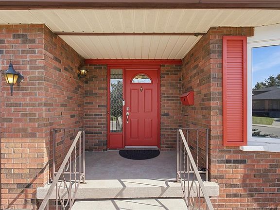 5th image of 102 Trenholme Cres