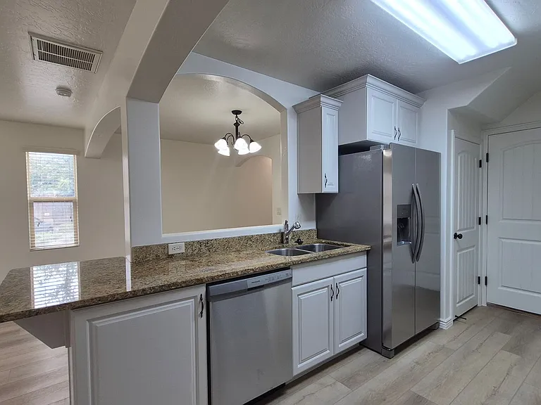 1000 E Bluff View Dr #32 — Photo 3