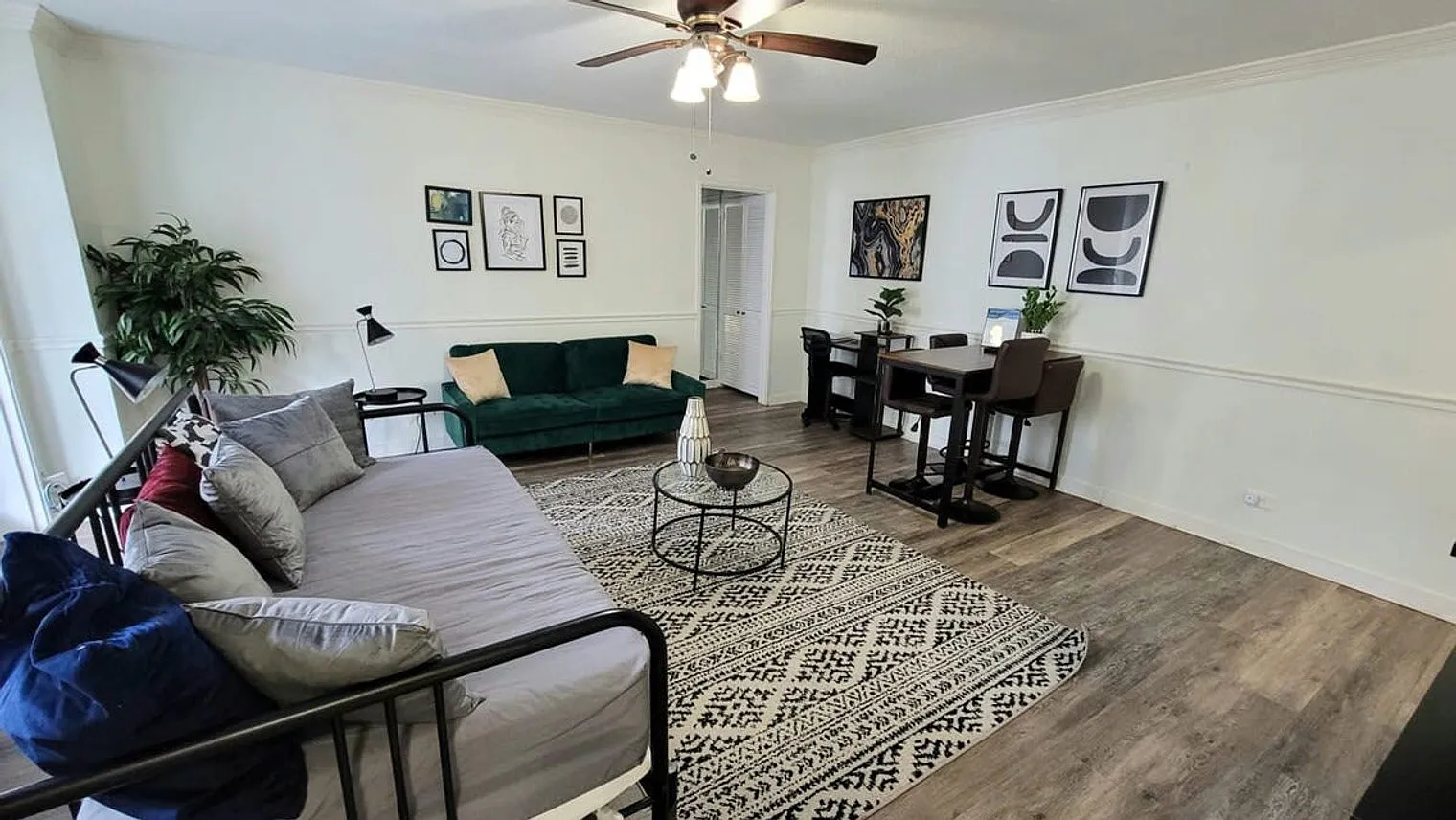1 bed, 1.0 bath, 796 sqft, $2,558 — Photo 3