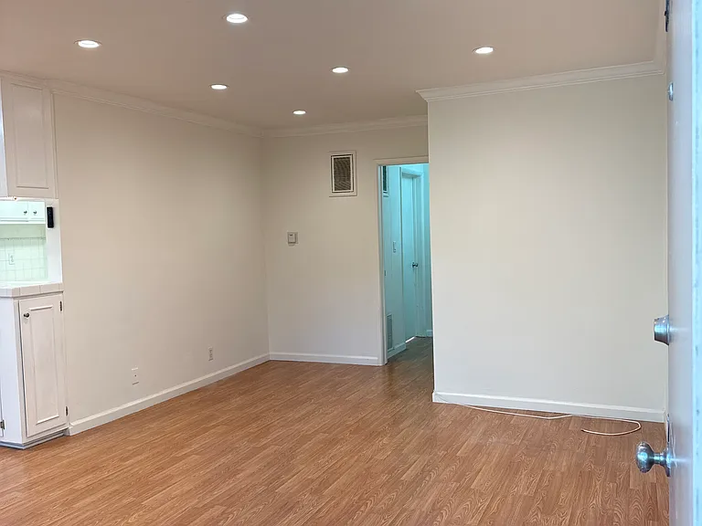 1280 S Barrington Ave #10 — Photo 6