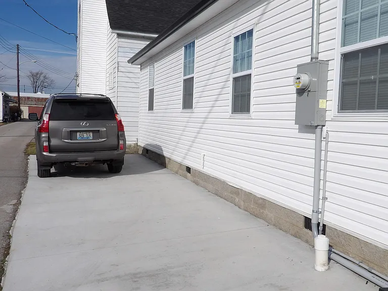 240 E Court St — Photo 2