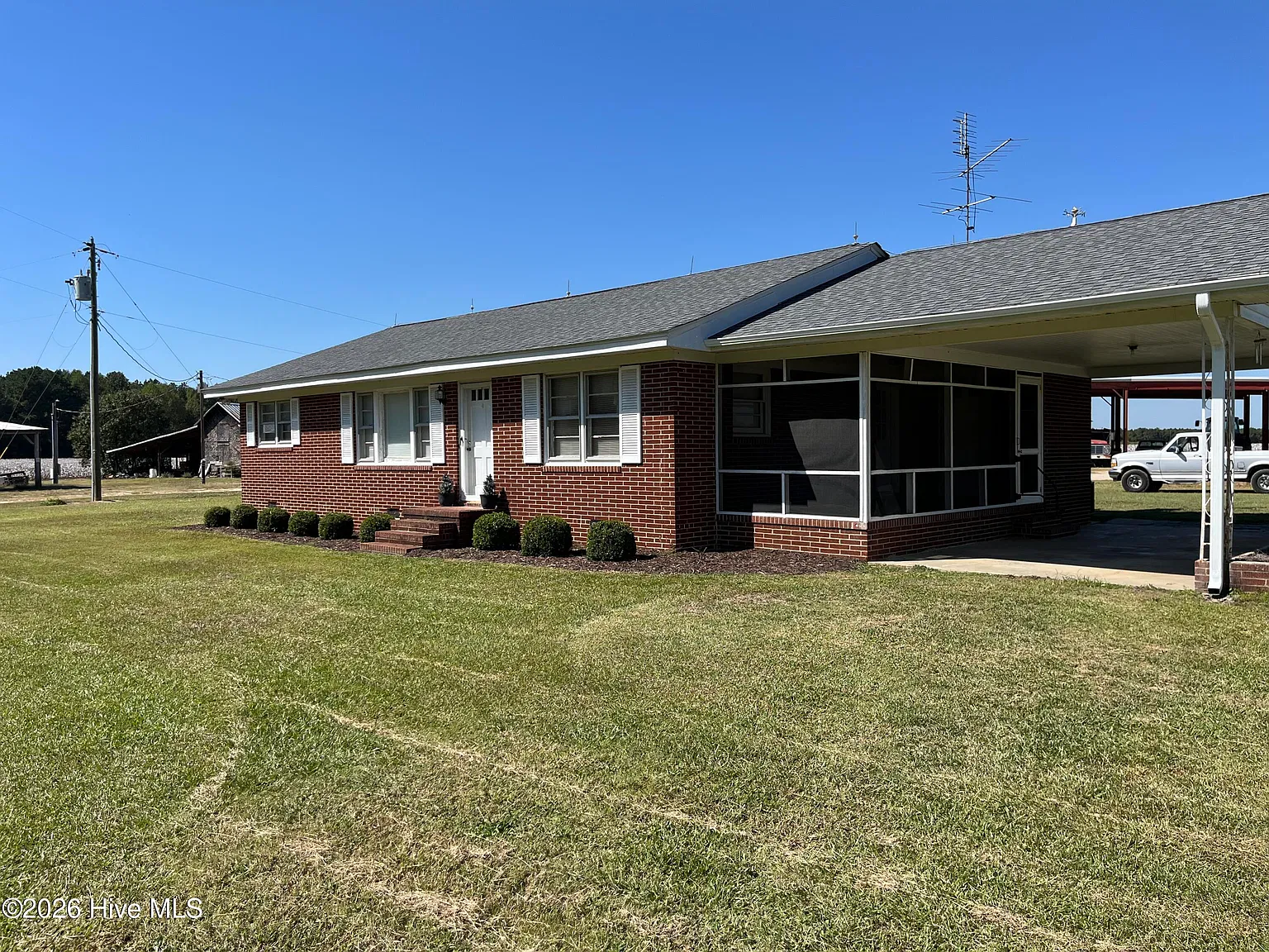 3 bed, 1.5 bath, 1276 sqft, $1,400 — Photo 1