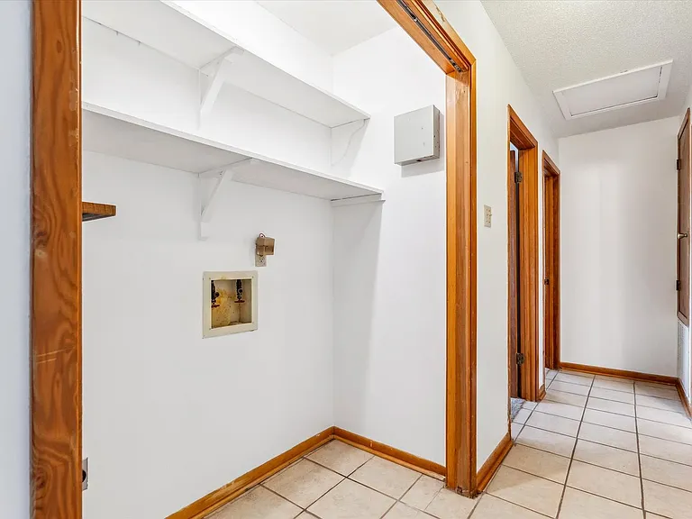 504 Farnell Ln — Photo 7