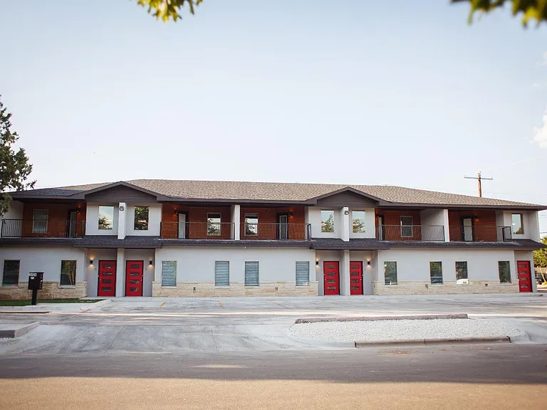 Stunning 4 Bedroom Near Tech — Photo 18