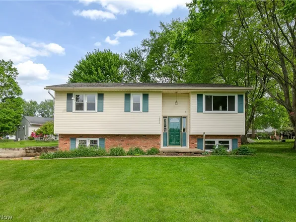 1425 Galaxy Dr, Mogadore, OH 44260
