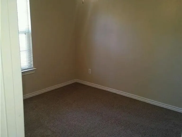231-233 Graystone Cir — Photo 3