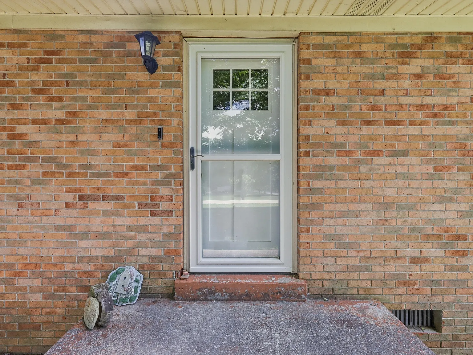 3 bed, 1.5 bath, 1827 sqft, $1,925 — Photo 2