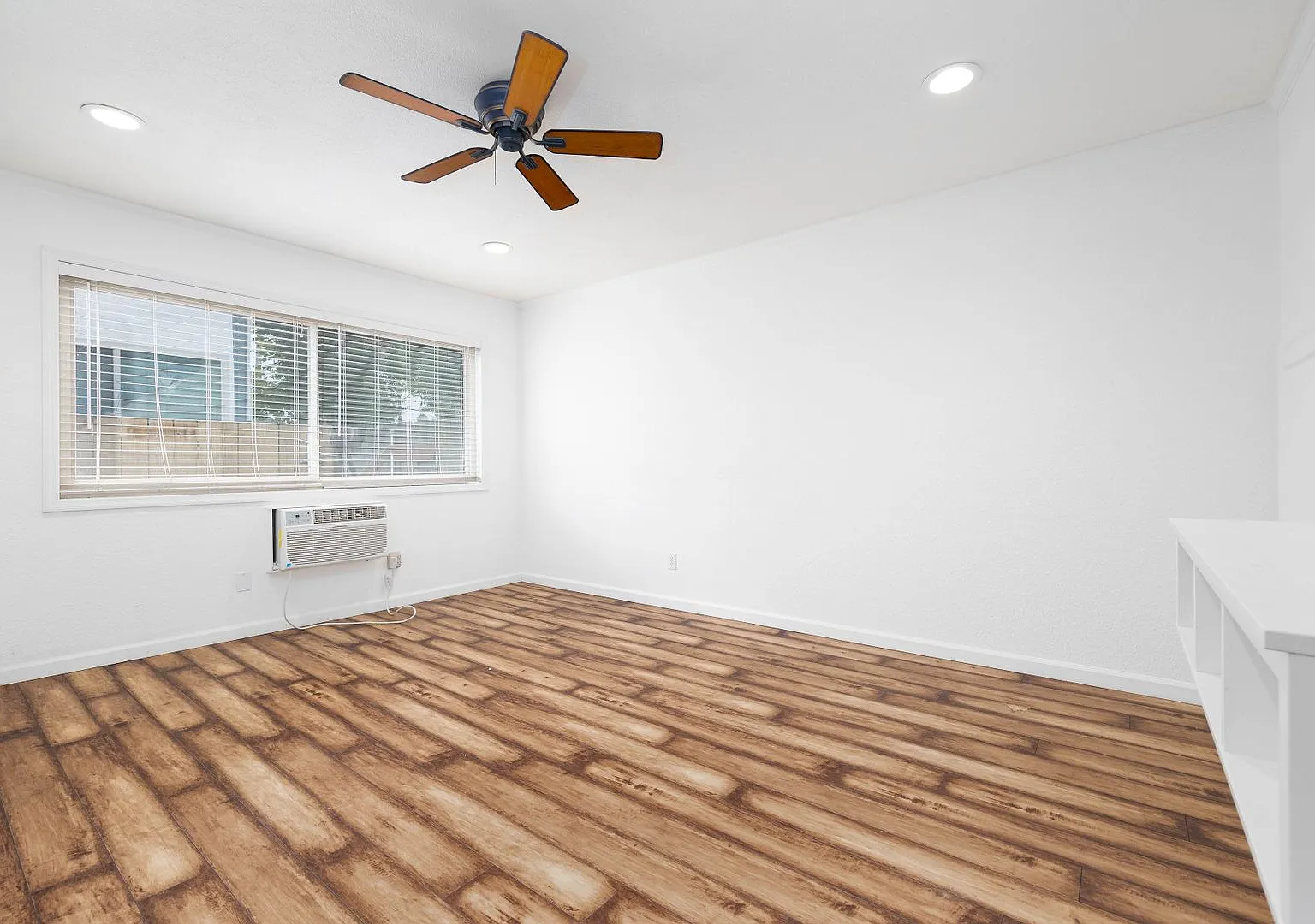 2 Story Townhome w/ Washer/Dryer and Water Included! — Photo 3