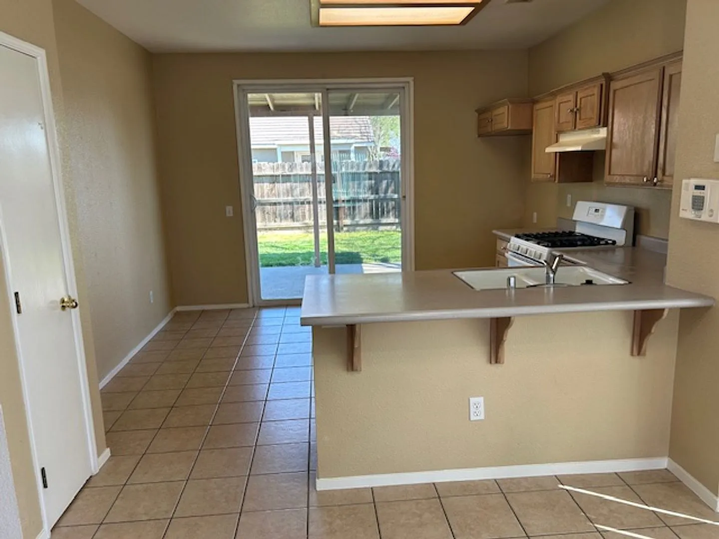 Beautiful Home Located NW Visalia, Quick Freeway Access — Photo 4
