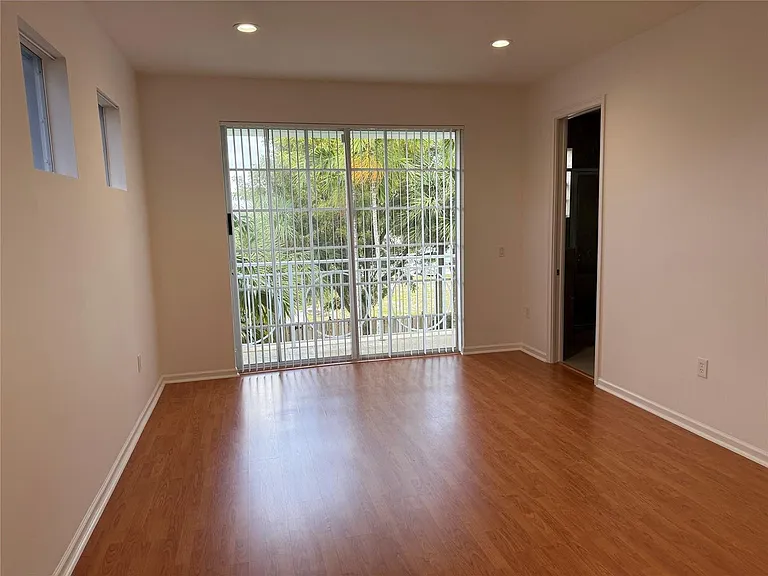 230 N G St — Photo 6