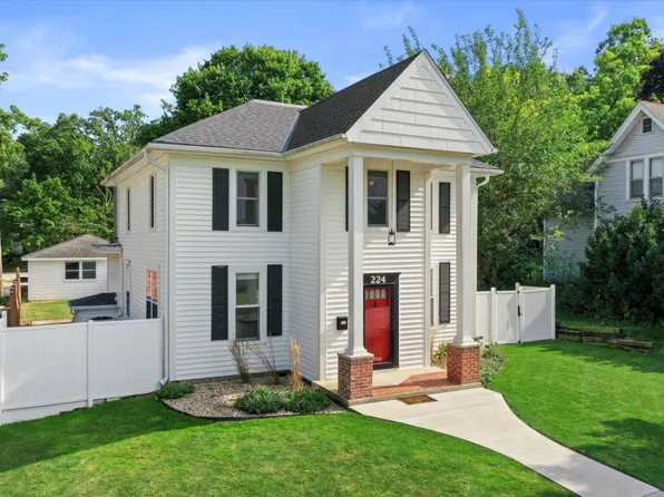 224 Prospect AVENUE, Pewaukee, WI 53072