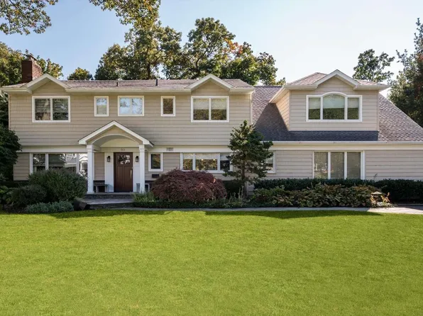 90 Redwood Drive, East Hills, NY 11576