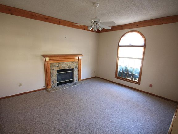 great room, new carpet.