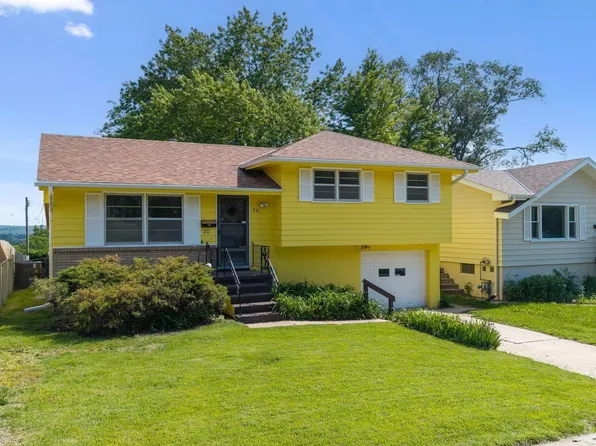 211 Woodland Dr, Omaha, NE 68108