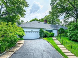 25 Rivers Dr, Great Neck, NY 11020