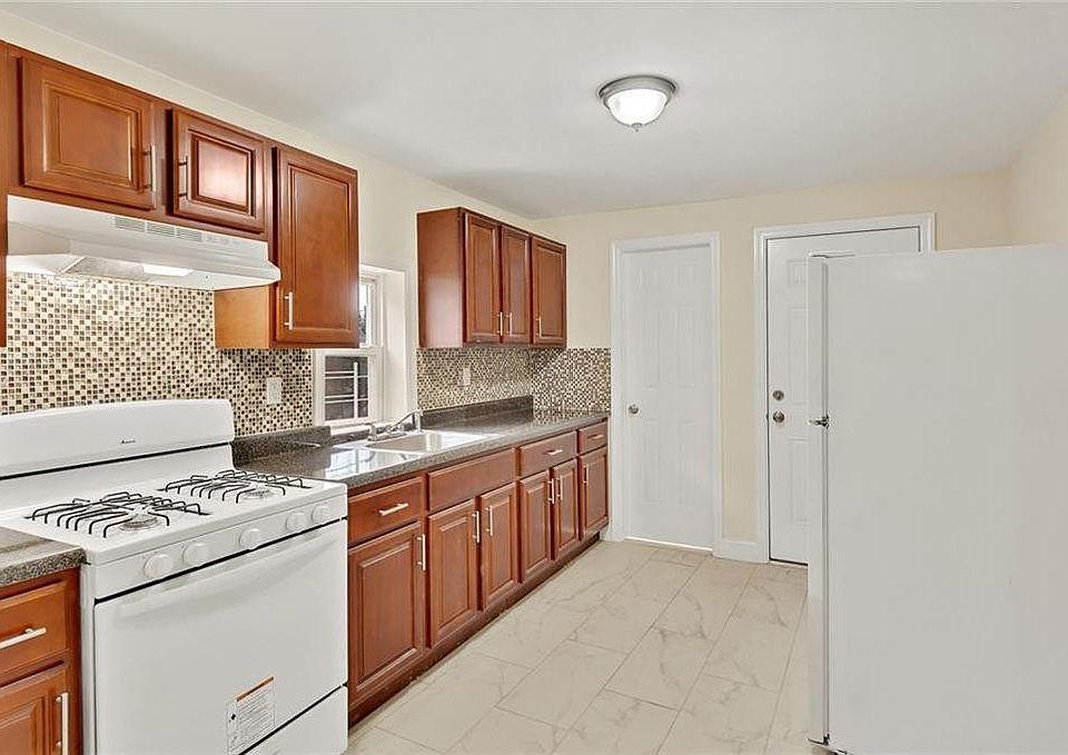 1st image of 147 Beech St APT 2