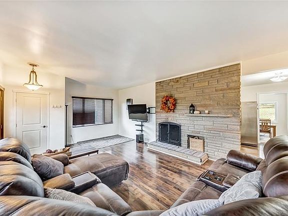 BEAUTIFUL STONE FIREPLACE IN LIVING ROOM