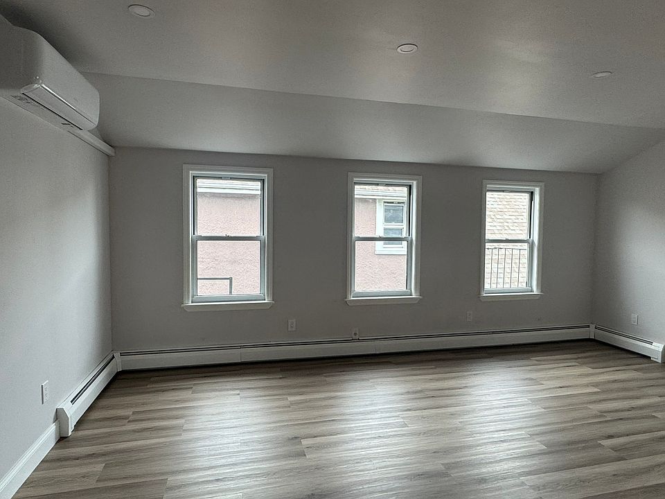 1st image of 1858 W 11th St APT 3