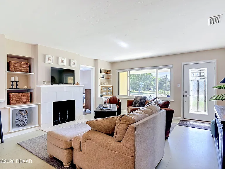 1621 N Oleander Ave — Photo 8