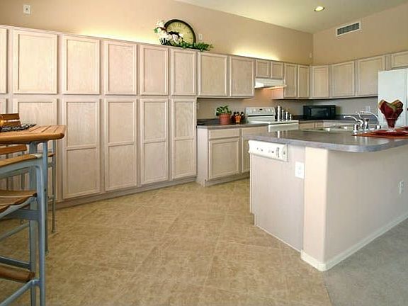 Kitchen -plenty cabinets