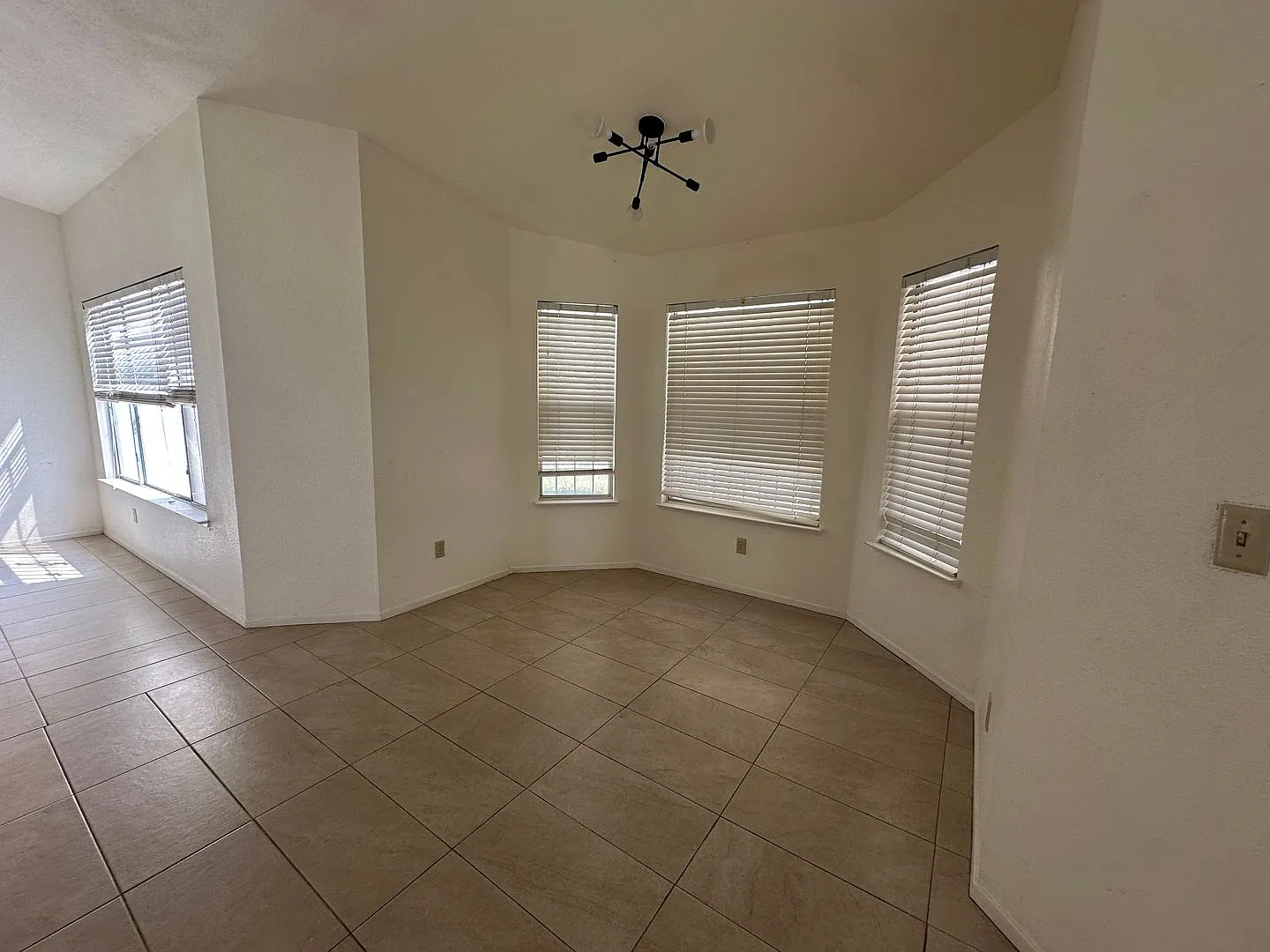 Great location. 3 bedroom single story Las Vegas home for rent. — Photo 3