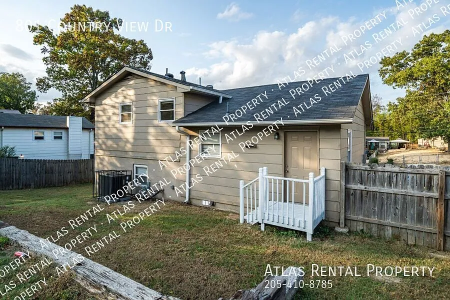 Move-In Ready 4BR Beauty Granite, Hardwood & Fully Fenced Yard — Photo 2