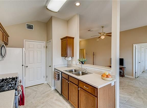 5th image of 1009 Lantana Ct