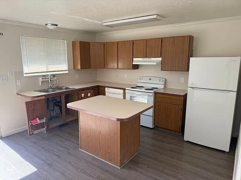 927 S 1635 W — Photo 14