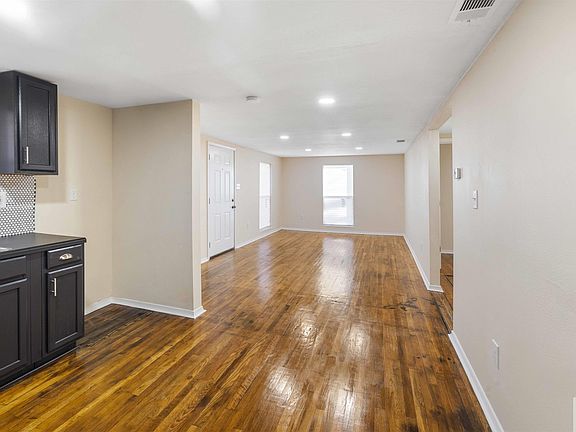 4th image of 2601 Sugden St