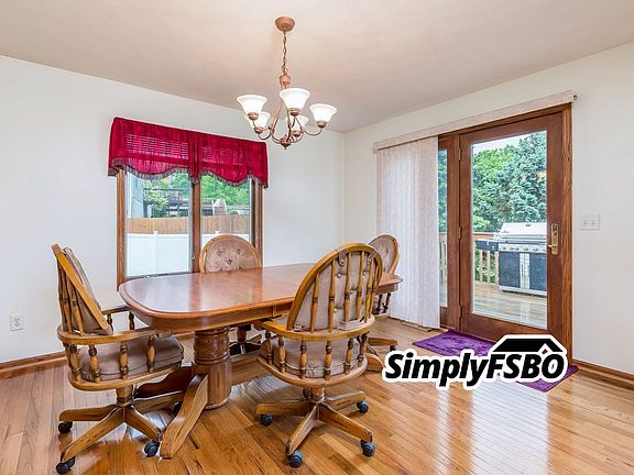 5th image of 302 Pearsall Dr