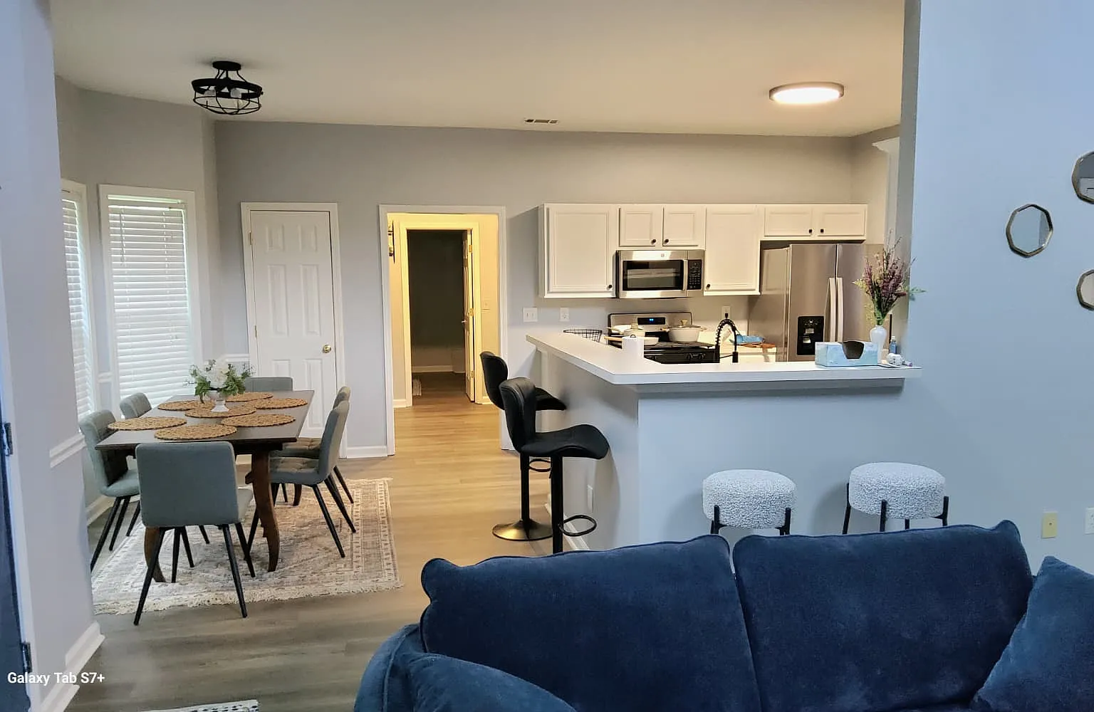3 bed, 2.5 bath, 2302 sqft, $4,500 — Photo 2