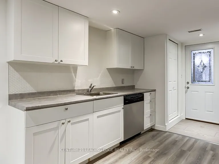 104 Leslie St #LOWER — Photo 9