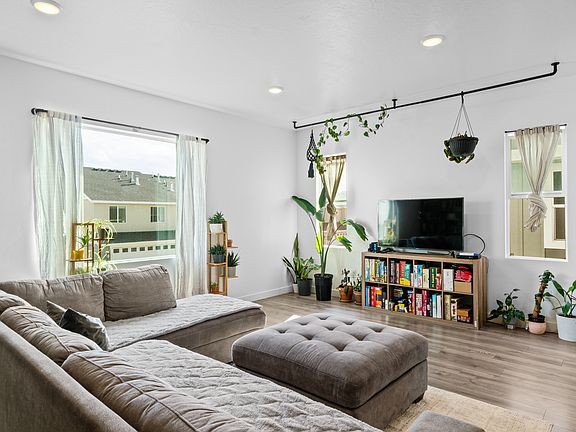 5th image of 1083 E Waterway Ln