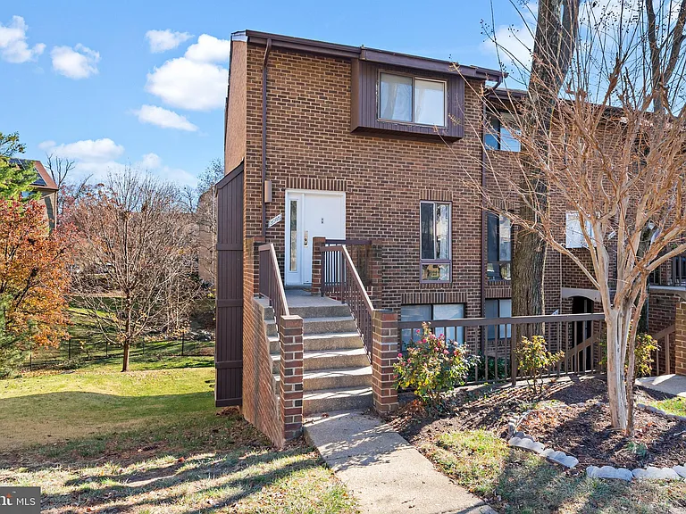 3085 Hawthorne Dr NE #3085 — Photo 1