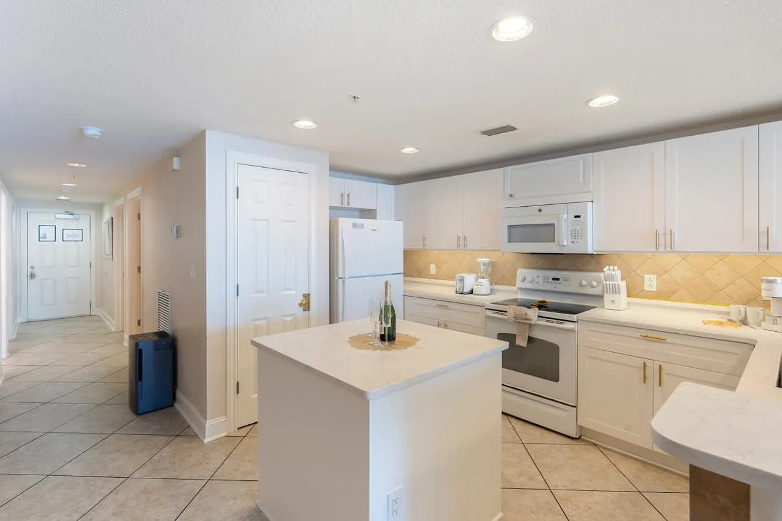 3 bed, 2.0 bath, 1194 sqft, $2,463 — Photo 4