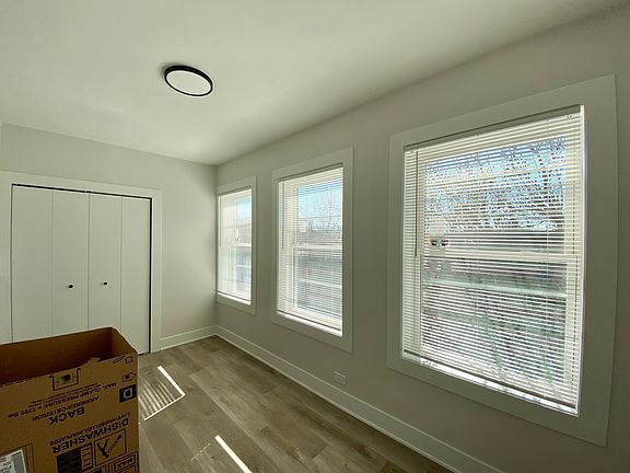 3rd image of 1645 W Cornelia Ave #3