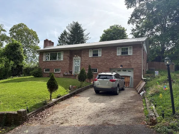860 Sutherland Dr, Saint Albans, WV 25177