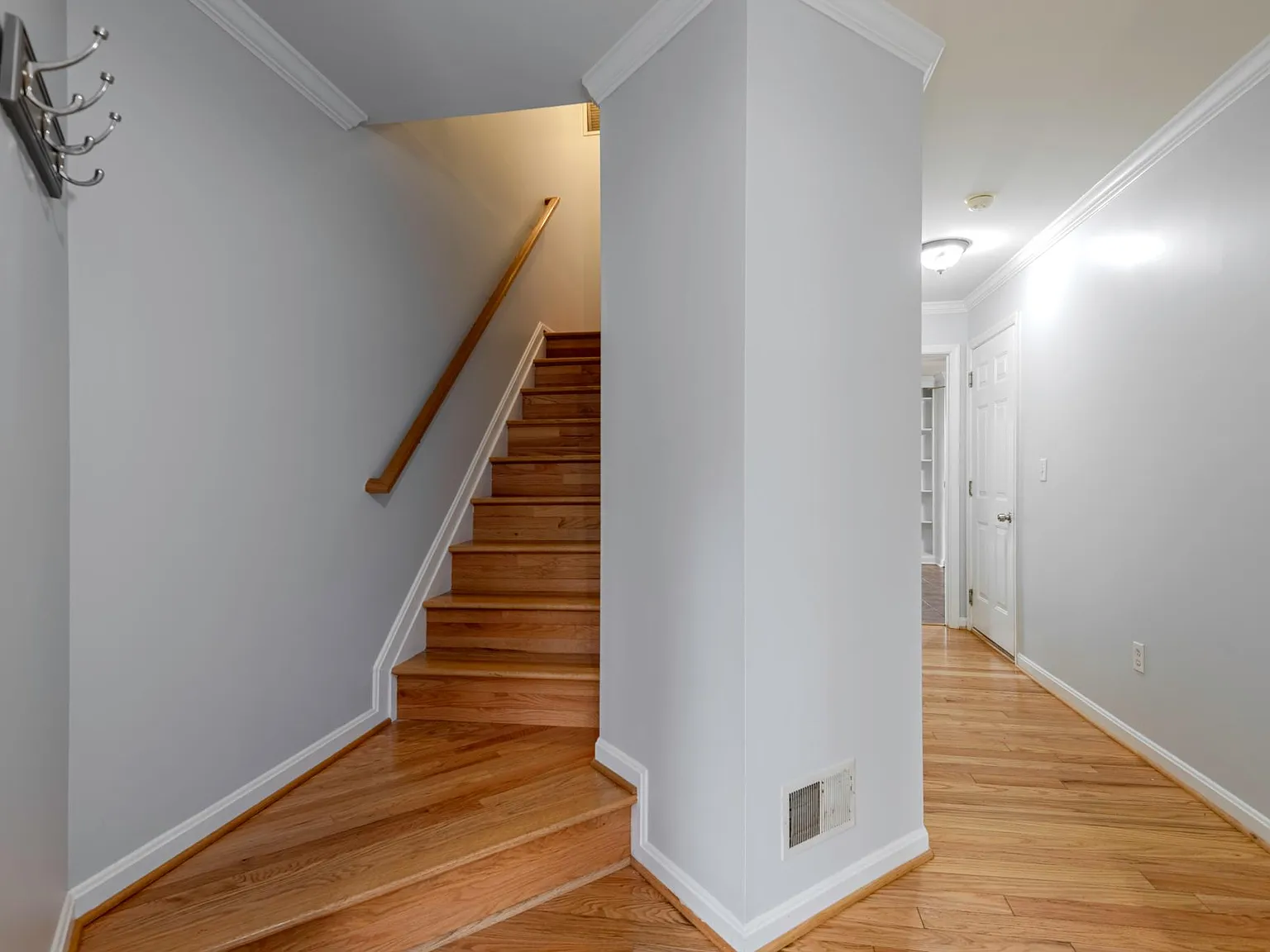 4 bed, 2004 sqft, $3,400 — Photo 4