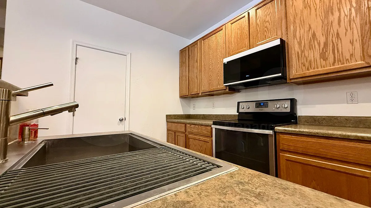 4 bed, 2.5 bath, 1892 sqft, $2,399 — Photo 4