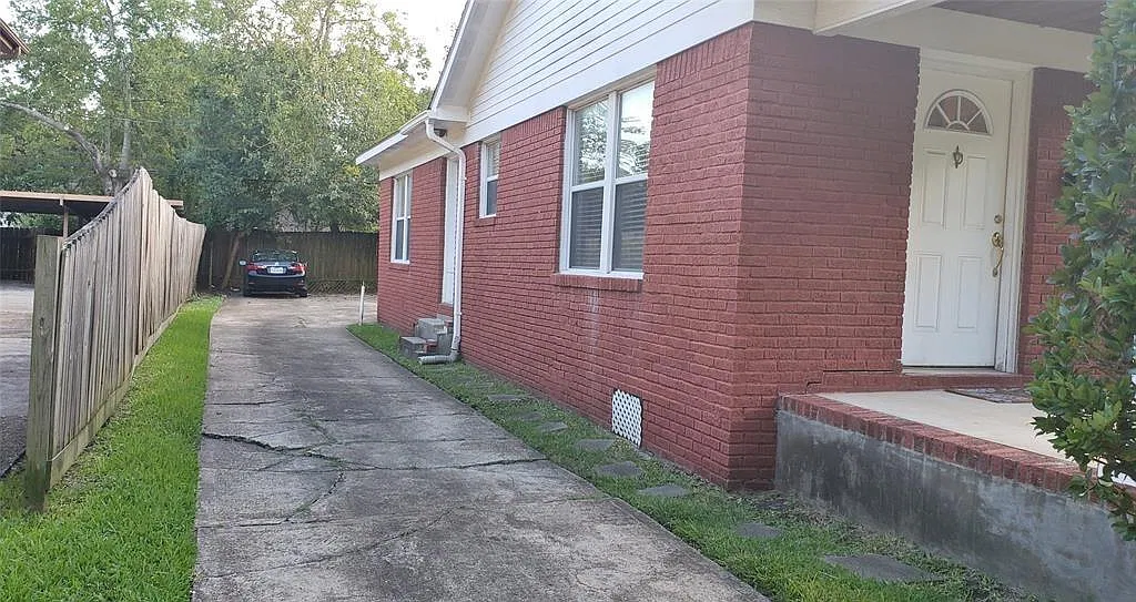 2 bed, 1.0 bath, 700 sqft, $1,300 — Photo 3