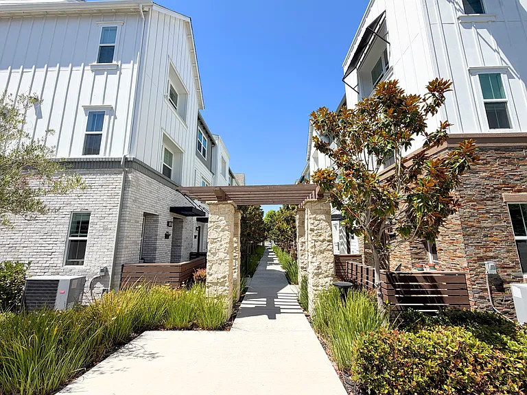 1460 Civic Center Dr #3 — Photo 21