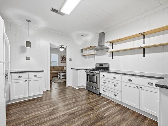 3rd image of 1903 Tigerpoint Rd