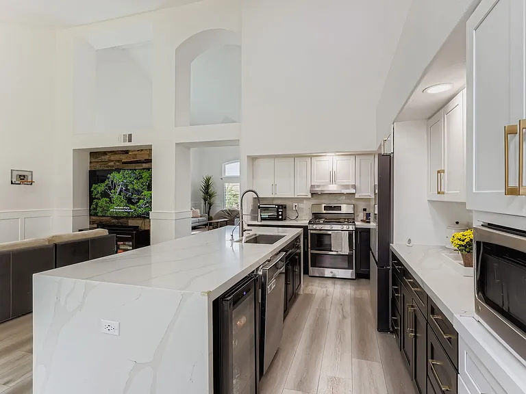 2743 Woodbine Ave — Photo 10