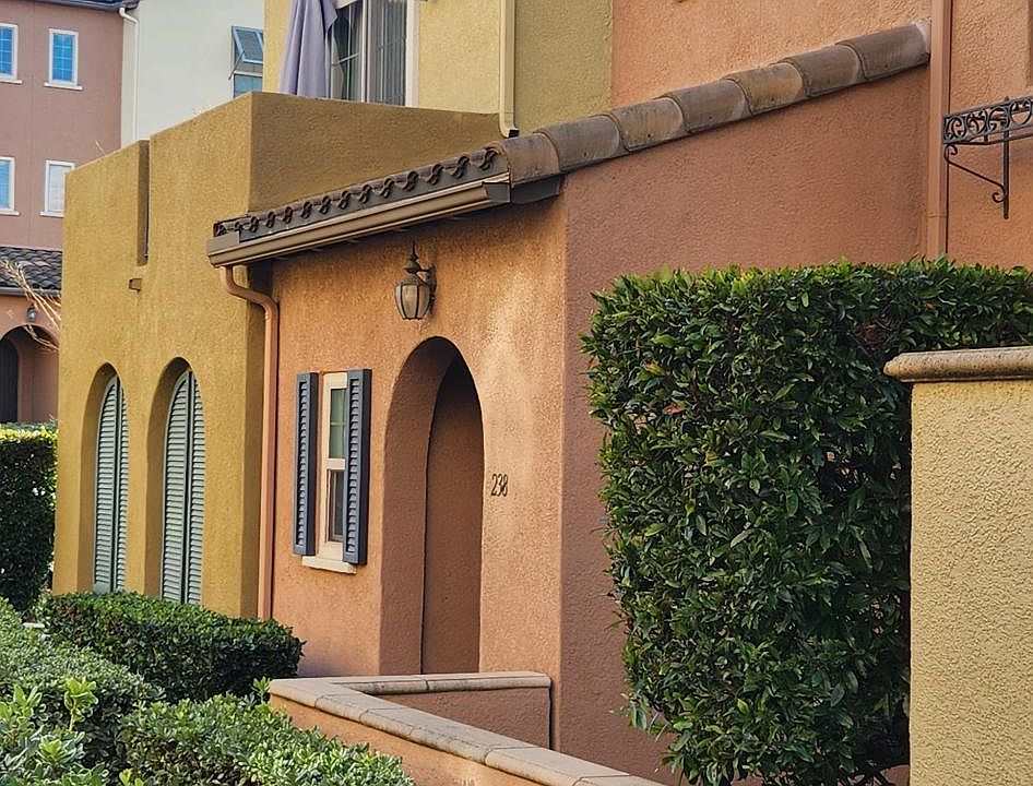 Front house on the right side and a part of the patio.