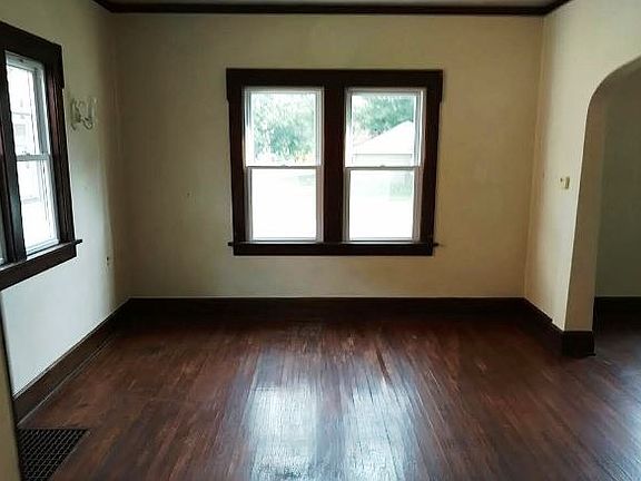 2nd image of 912 16th Ave